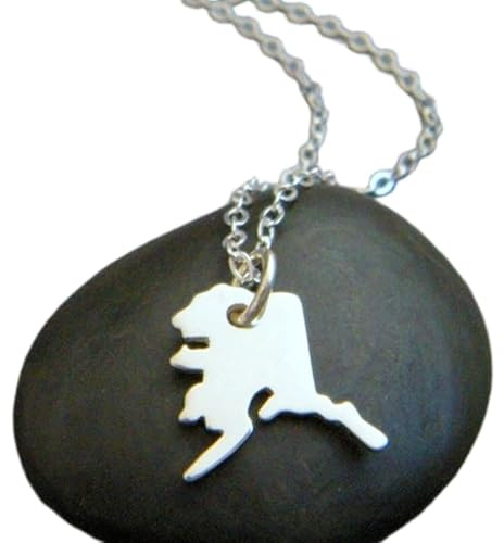 Halskette mit Alaska-Staatsanhänger aus 925er Sterlingsilber|Kleiner AK-Schmuck|Schlichter Schmuck für jeden Tag|Zierlich|Reise|„I love AK“-Anhänger als Geschenk für sie | mit 45,7 cm | versilbert