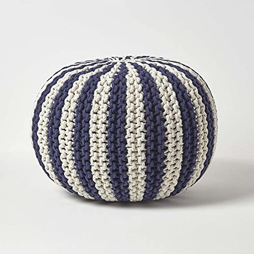 Homescapes Pouf, blau-weiß gestreifter Strickpouf, großes Bodenkissen 40 x 50 cm, dekorativer Fußhocker mit grob gestricktem Bezug aus 100% Baumwolle, Strickpuff/Strickhocker
