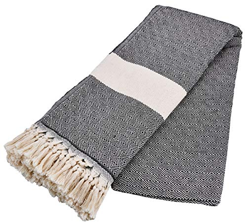 Carenesse Tagesdecke Geometrie Queen Size 240 x 200 cm schwarz Natur I Edle & weiche Ganzjahresdecke aus 100% Baumwolle I Wohndecke mit hochwertiger Strickoptik I Überwurf für Bett & Sofa