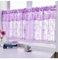 Devola Scheibengardine mit Blumen Kurzgardine Landhaus mit Spitze Kurzstore Gardinen Bistrogardine Transparent Kurze Vorhänge Landhausstil Küchenvorhang BxH 200x60cm Violett 1 Stück
