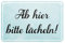 Blechschild Ab Hier Bitte lächeln - Metallschild mit Kordel und Saugnapf - Retro Deko Schild - Hinweisschild für zu Hause Büro Betrieb Firma Laden Geschäft - 18x12cm
