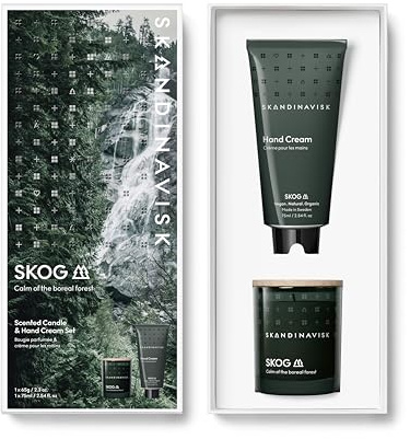 Skandinavisk SKOG 'Wald' Geschenkset mit einer Mini-Duftkerze & Handcreme, Duftnoten: Schwarzer Tee und Minzeblätter, getrocknete Äpfel und ein Hauch von gebackenem Zimt, 65 g & 75 ml.