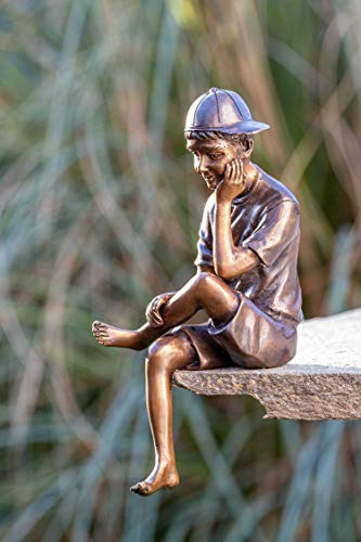 IDYL Bronze-Skulptur Junge mit Einer Kappe | 19x8x6 cm | Kinderfigur aus Bronze handgefertigt | Gartenskulptur oder Wohnbereich-Dekoration | Hochwertiges Kunsthandwerk | Wetterfest