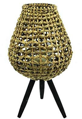 KEMI Diseño moderno I gran portavelas para salón con patas de madera negras en diseño de trípode y pantalla de rafia trenzada con cristal en estilo vintage I diámetro 28 cm I altura 58 cm (M)