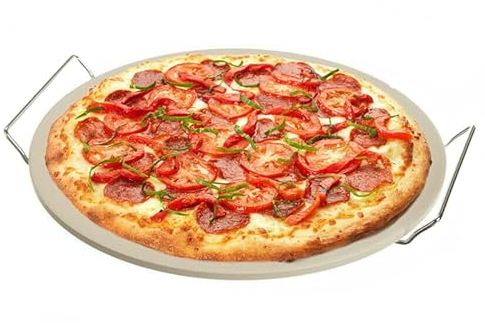 Virsus Pietra Refrattaria Per Pizza Rotonda 3670, colore Beige, Diametro 32,5 cm, Vassoio in Ceramica, supporto e manici in metallo, per cottura Pizza, Pane, Focacce in Forno, Resistente fino a 500°C