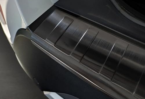 Fahrzeugspezifischer Ladekantenschutz aus Edelstahl in anthrazit mit 3D Abkantung passend für Dacia Spring ab 2021 AZUGA AZ30000054