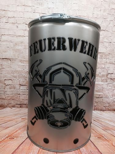Fuchsbau Feuertonnen Feuertonne mit - Feuerwehrhelm - Motiv - Gefertigt aus neuem Ölfass - Besondere Feuerstelle für Garten und Terrasse - Hohe Feuerschale mit Rostoptik - 90 x 60 cm