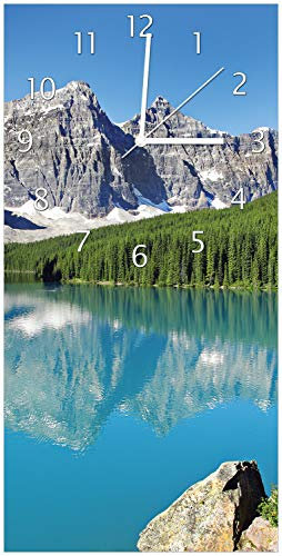 Wallario Design-Wanduhr Tiefblauer See mit Bergpanorama und Wäldern – Kanada aus Glas, Motiv-Uhr Größe 30 x 60 cm, weiße Zeiger