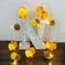 Kinderzimmer Pom-Pom-Lichterkette,Batteriebetriebene Löwen-Lichterkette mit Pompons-Kugeln in Macalon-Farbe Beleuchtungsdekoration für Weihnachtsfeiertage Mädchenzimmer (Braun+gelb, 1.65m/10led)