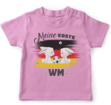 miKalino Baby/Kinder T-Shirt mit Spruch Meine erste Fussball WM Deutschland Kurzarm Shirt für Jungen und Mädchen | Geschenkidee, Farbe:rosa, Grösse:92-98