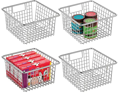 mDesign Aufbewahrungskorb mit Griffen – praktische Gitterbox aus rostbeständigem Metall – moderner Drahtkorb für Küche und Speisekammer – 4er-Set – silberfarben