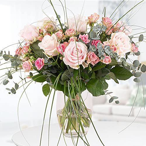 Rosenstrauß Sophia, großen Blumenstrauß in zartem Rosa versenden, 7-Tage-Frische-Versprechen, handgebunden mit verschieden großen Premium-Rosen, Buschrosen und Eukalyptus, Blumenversand