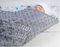 Generisch ★ Babydecke mit Namen und Datum Bestickt ★ Baumwolle ★75x100 cm ★ Füllung ★personalisiert (Grau - Teddybären 2)