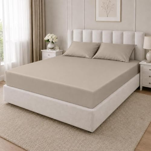 TRAUMSCHLAF Mako-Satin Spannbettlaken aus 100% Baumwolle – Seidig weich, atmungsaktiv & bis 60°C waschbar – Rundumgummizug für Matratzen bis 25 cm Höhe – 140x200 cm, beige