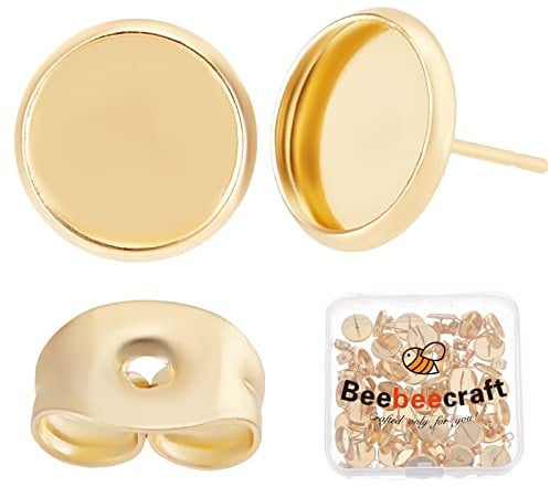 Beebeecraft 1 Box 50 Stück 10mm Ohrring Lünetten Rohlinge 24 Karat Vergoldet Ohrstecker Rohlinge 0,8mm Pin Gold Ohrring Lünette Und 50 Stück Ohrmuttern Für Die Herstellung von Ohrring Schmuck
