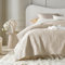 ROOM99 Feel Elegante Tagesdecke in Creme 170 x 210 cm Vielseitige Wohndecke als Bettüberwurf oder Sofaüberwurf Überwurfdecke für Bett und Sofa Steppdecke Stil Ideal als Bedspread Velvet Samt