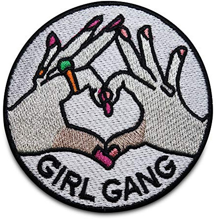 Finally Home Girl Gang Mädchen Patch zum Aufbügeln - Hand Herz Aufnäher | Frauen Power Motiv: GRL PWR, Feminist Spruch, & Feminismus. Als cooles Bügelbild für Jeansjacke, Jacke & Rucksack.