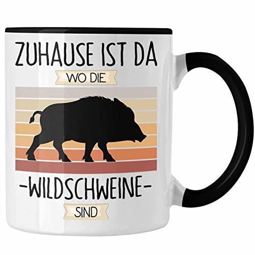 Trendation - Jäger Tasse Geschenk Geschenkidee Lustiger Spruch Zuhause Ist Da Wo Die Wildschweine Sind Jagd Jagen (Schwarz)