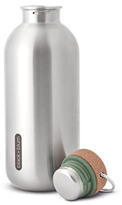 BLACK + BLUM Edelstahl Flasche 600 ml | Olive | 100% Auslaufsicher | Extra leichte Wasser Flasche mit Korkdeckel und Tragebügel | Weite Öffnung | Getränke haben keinen Plastikkontakt | BPA frei