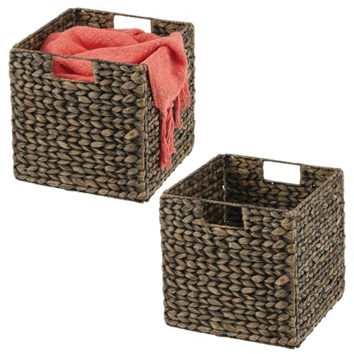 mDesign 2er-Set Aufbewahrungskorb mit Griffen – praktische Aufbewahrungsbox aus Wasserhyazinthe – Regalkorb zur Aufbewahrung von Kleidung, Spielzeug oder Zeitschriften – mit Flechtmuster – schwarz