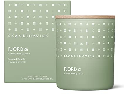 Skandinavisk FJORD Duftkerze. Duftnoten: Apfel- und Birnenblüte, Obstgartenfrüchte und rote Johannisbeeren. 200 g.