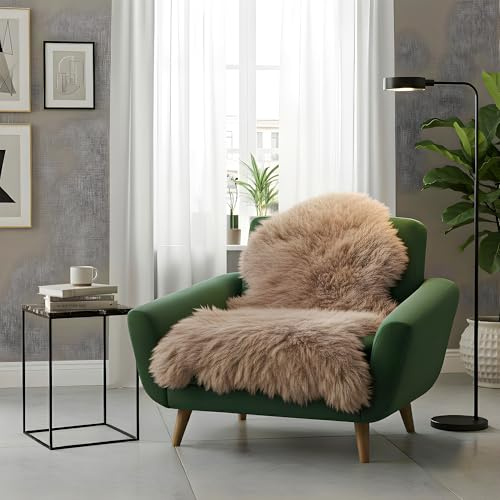 Andreas Dell Echtes Schaffell Cappuccino Natur – Premium Lammfell Teppich, Kuschelig Weiches Fell, Wärmeisolierend & Atmungsaktiv – Deko, Sitzauflage für Sofa, Bett & Stuhl (L:90-100cm)