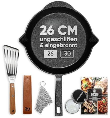 GUSSKÖNIG Ungeschliffenes Gusseisenpfanne 26cm–Eingebrannte Pfanne Gusseisen Induktion–Gusspfanne, Steakpfanne–inkl. Ringreiniger, Pflegepaste,Griffschutz aus echtem Leder,Rezeptbuch–30 Jahre Garantie