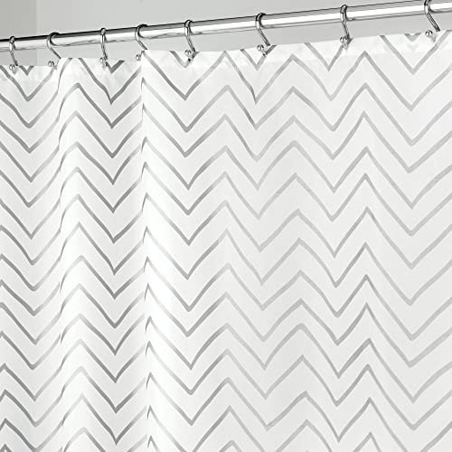 mDesign Duschvorhang – wasserabweisender Spritzschutz mit attraktivem Zick-Zack-Muster – pflegeleichter Badewannenvorhang – weiß und silberfarben