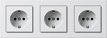 GIRA Serie E2 Komplett-Sets - reinweiß glänzend (3x Steckdose, 1x Rahmen 3fach)
