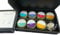 Zenith Gaia Chakra Kerzen Set – Handgegossene Duftkerzen mit Premium-Kristallen in edlen Blechschalen inklusive Chakra Armband – 7er-Set für Meditation, Stressabbau und spirituelle Balance