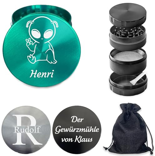 KDO MAGIC - Personalisierbarer Grinder – Kräutermühle mit Gravurtext – 55 x 42 mm – Gewürzmühle aus hochwertigem Metall – 4-teilig mit Sieb und Pfannenwender (Motiv: Außerirdischer)