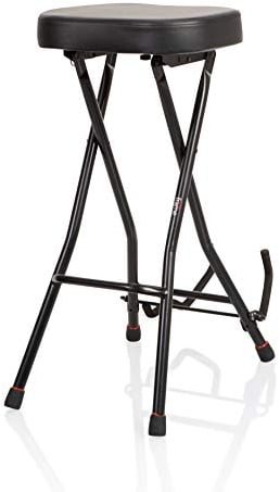 Gator Frameworks Faltbarer Gitarrenhocker mit gepolstertem Sitz und rückseitig montiertem Gitarrenbügel; (GFW-GTRSTOOL)