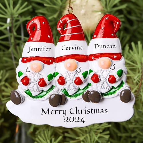 Bemaystar Personalisierte Weihnachtsdekoration Familie - Set mit 2, 3, 4, 5, 6 personalisierten Wichteln mit Namen für Tannenbaum, Weihnachtskugel mit Namen 2025, Geschenk für 3 Personen & Familie