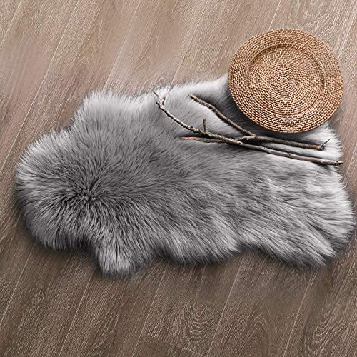 QINGLOU Faux Pelliccia di Agnello di Pecora Tappeto, Imitazione Lana, Adatto per Tappeto per Soggiorno, Lunga Pelliccia Morbida, soffice, Tappetino per Il Letto, Divano (Grigio, 60 x 90 cm)