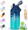 MOMSIV Trinkflasche 2L, 2 Liter Große Sport Wasserflasche mit Strohhalm und Früchtebehälter und Zeitmarkierungen, Auslaufsicher BPA-Frei Sportflasche für Fitness, Camping, Outdoor, Yoga, Blau Grün