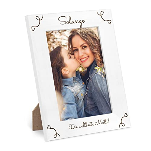 Maverton Bilderrahmen A5 mit Gravur - für Fotos 15x21 - Fotorahmen weiß aus Naturholz - mit Glasscheibe - mit Fuß und Anhänger - Portraitrahmen für Mädchen Frauen - Schnörkel
