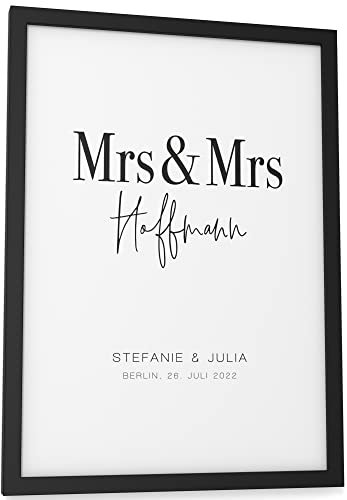Papierschmiede® Paar Poster „Homo-Ehe Personalisiert, DIN A4 (21x30 cm) Bilderrahmen wählbar, fertig gerahmt, Schlafzimmer Wandbild Hochzeitsgeschenke für Brautpaar Jahrestag„Gay Wedding Mrs & Mrs“