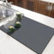 YQBFTC Abtropfmatte Geschirr,30x40cm Kaffeemaschine Matte Unterlage,Saugfähige Abtropfmatte Spüle mit PU Leder,Abtropfmatte Kaffeemaschine für Küche,Bad,Theke,rutschfest&Schnelltrocknend (Dunkelgrau)