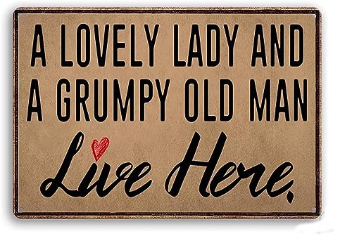 Strunt Lustiges Vintage-Blechschild, kreatives Blechschild, Aufschrift A Lovely Lady And A Grumpy Old Man Live Here, Metall-Blechschild, Wandkunst, Heimdekoration, Küche, Poster, Café, Pub, 20,3 x