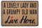 Strunt Lustiges Vintage-Blechschild, kreatives Blechschild, Aufschrift A Lovely Lady And A Grumpy Old Man Live Here, Metall-Blechschild, Wandkunst, Heimdekoration, Küche, Poster, Café, Pub, 20,3 x
