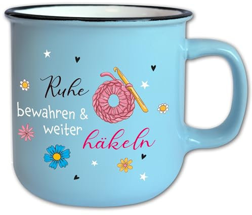 Jumbo Tasse Vintage mit Spruch T166 „Ruhe bewahren und weiter häkeln″ Hellblau Geschenk Retro Keramik 350 ml