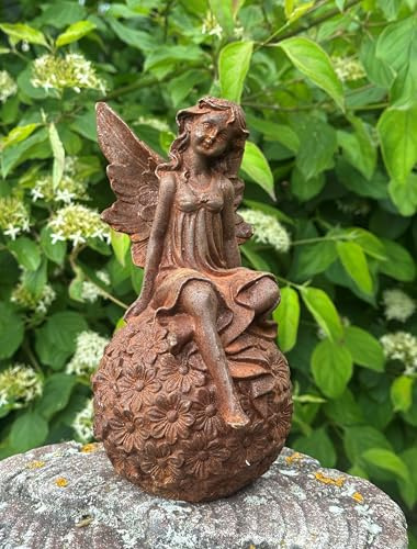 STEINFIGURENWELT GIEBEN Skulptur Kleine Elfe auf Blumenkugel 20cm Gusseisen Figur Deko Vintage Eisenguss mit Rostpatina Gartenfigur Gartenskulptur Fee Edelrost Wetterfest