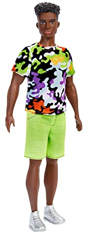 Barbie HBV23 - Ken Fashionistas Puppe, breit, schwarzes lockiges Haar, mehrfarbiges Print-Shirt, grüne Shorts, Turnschuhe, Puppen Spielzeug für Kinder ab 3 Jahren