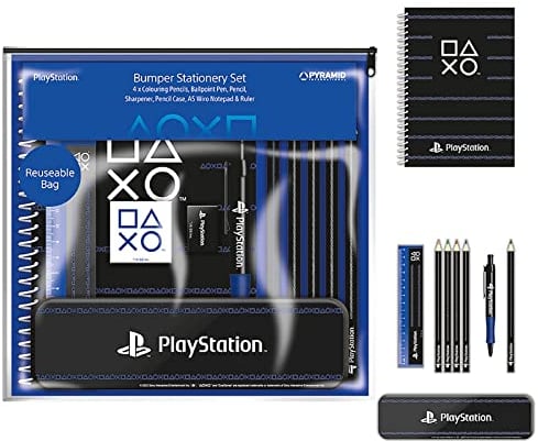 Playstation Bumper Schreibwaren-Set (Nadelstreifen dunkles Design) mit 3 Notizbüchern, Bleistift-Dose, Stiften, Bleistiften, Spitzer, Radiergummi, Lineal, Schlüsselband und Aufklebern – Offizielles