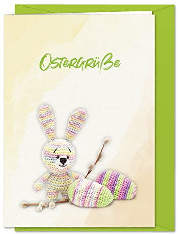 PAPIERSTROLCH Osterkarte Ostergrüße - Karte zu Ostern mit Ostergrüßen für Amigurumi-Fans samt gehäkeltem Osterhasen, Osterpost für Freunde, Familie, Kollegen - XL Grußkarte inkl. Umschlag