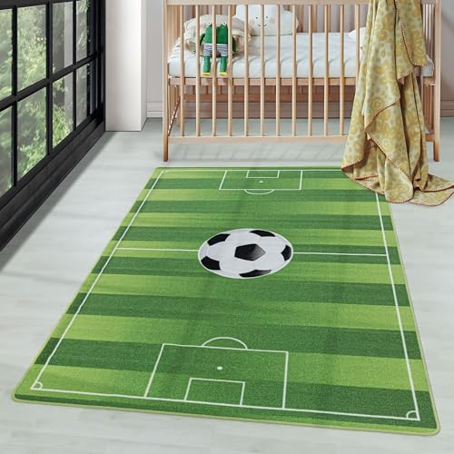 Carpettex Kinderteppich rutschfest | Fußballstadion Design 140 x 200 cm | Kein Abwurf | Kurzflor und Waschbarer Spielteppich für Kinderzimmer für Mädchen und Jungen | Fußball, Ball, Grün