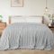 Exclusivo Mezcla Coperta Plaid Pile di Flanella per Divano, 230x270 CM Coperta Letto Matrimoniale con Righe Jacquard, Accogliente e Leggero, Grigio chiaro