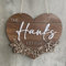 Personalisierter Herz Namensschild – Individuelles Holzschild mit Blumen – Willkommensschild, Familienname Schild – Einweihungsgeschenk – Rustikale Kunst, Hochzeitsdatum - Familienschild (Design 1)