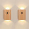 Holz Akku Wandleuchte mit Bewegungsmelder Innen LED Kabellose Wandlampe USB Aufladbar Wand Nachtlicht Up Down Sensor Wandbeleuchtung 3000k Warmeslicht Magnetische Flurlampe Treppenlampe,2 Stück,A