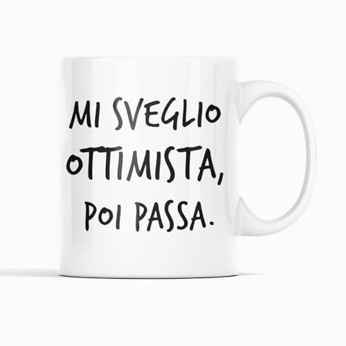 Gesar Tazza Divertente in Ceramica - Mi Sveglio Ottimista, poi Passa - Perfetta per Caffè, Tè e Cioccolata - Idea Regalo Simpatica per Amici, Colleghi e Familiari - Adatta a Microonde e Lavastoviglie